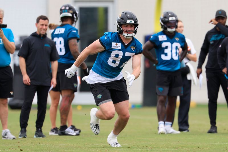 Jacksonville Jaguars tight end Nate Boerkircher (87) runs a route during rookie minicamp at the Miller Electric Center, Saturday, May 9, 2026 in Jacksonville, Fla. Today was the second of a three day camp concluding Sunday.