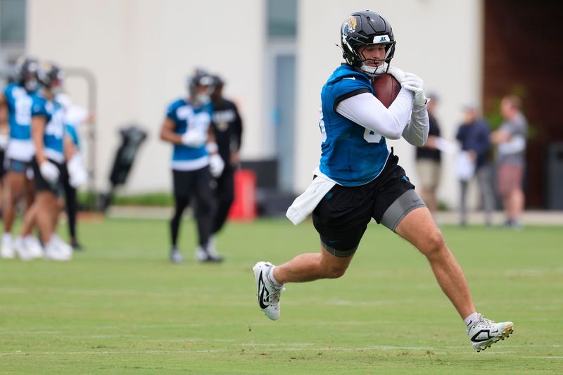 Jacksonville Jaguars tight end Nate Boerkircher (87) runs the ball during rookie minicamp at the Miller Electric Center, Saturday, May 9, 2026 in Jacksonville, Fla. Today was the second of a three day camp concluding Sunday.