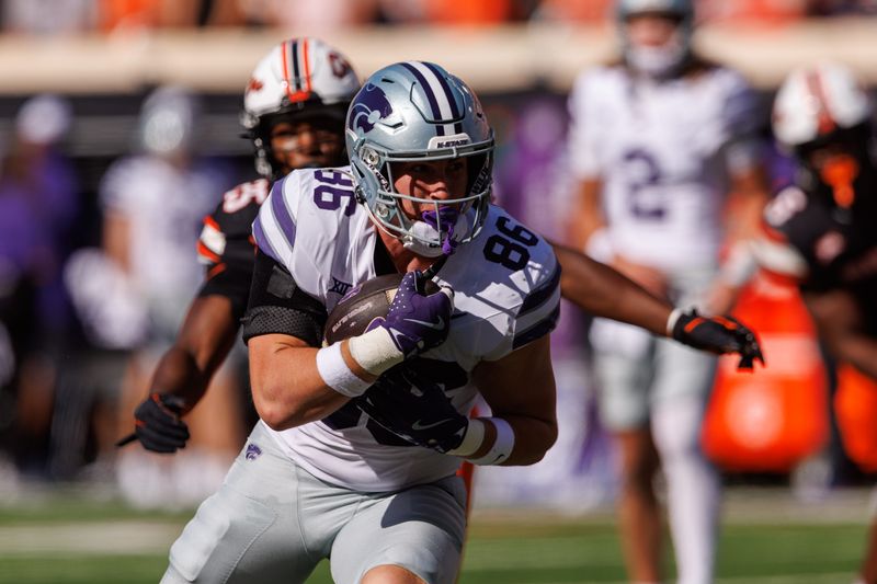 Nov 15, 2025; Stillwater, Oklahoma, USA; Kansas State Wildcats tight end Garrett Oakley (86) runs the ball during the second half against the Oklahoma State Cowboys at Boone Pickens Stadium. Mandatory Credit: William Purnell-Imagn Images
