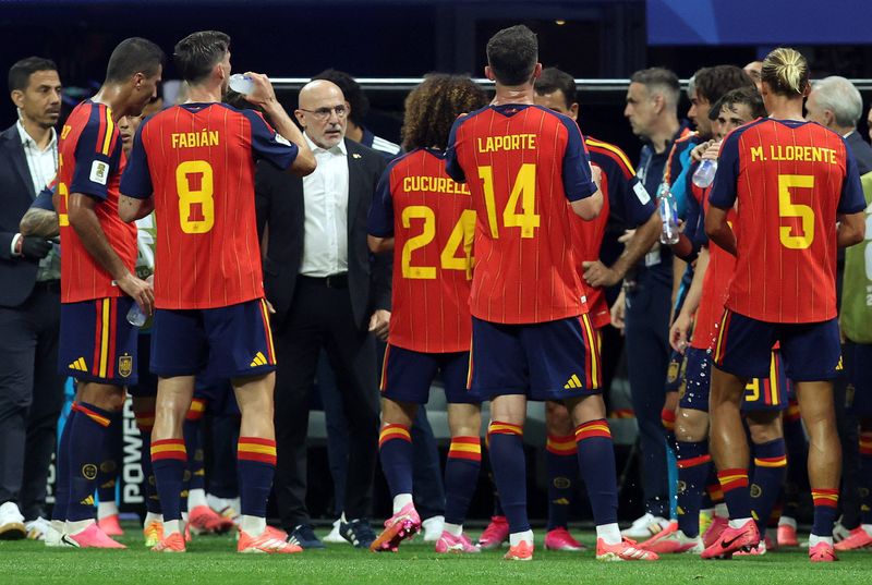 June 15, 2026; Atlanta, Georgia, U.S.; Spain coach Luis De La Fuente gives instructions to Spain players during the second half hydration break. Mandatory Credit: Brett Davis-Imagn Images ORG XMIT: IMAGN-1319834 ORIG FILE ID: USATSI_29201496.jpg