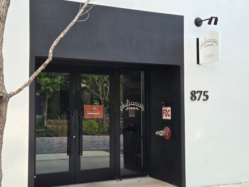 Juliana’s Pizza arrived in West Palm Beach November 2025 with one of the strongest pedigrees in the business. Less than a year later, it’s gone.