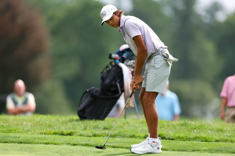 Charlie Woods plays his putt on the 16th hole during the second round of stroke play of the 2026 U.S. Junior Amateur at Saucon Valley C.C. (Old Course) in Bethlehem, Pa. on Tuesday, July 21, 2026.