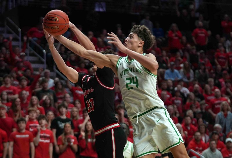 ADM’s Cade Fisher, left, drives to the basket as Storm Lake’s Jaidyn Coon blocks the shot during the Iowa high school boys state basketball tournament on Monday, March 10, 2025, at Wells Fargo Arena in Des Moines. Mandatory Credit: Bryon Houlgrave-The Des Moines Register