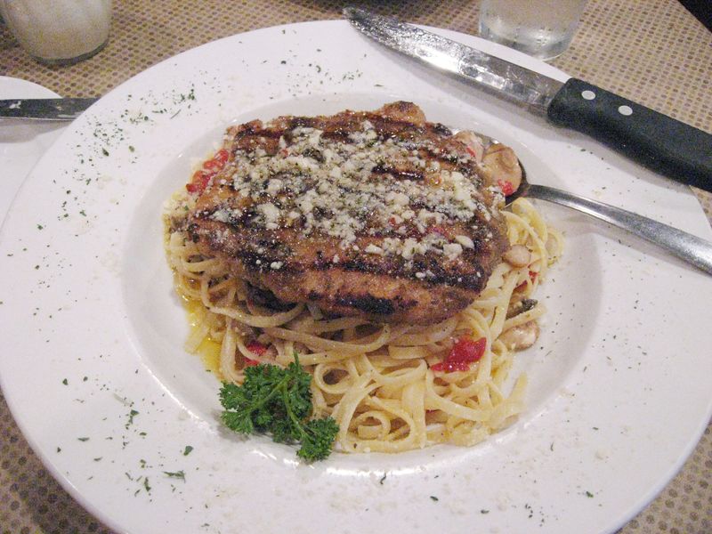 The chicken Amaggio at Baratta’s offers a sauce of garlic, lemon juice and white wine, along with red peppers and mushrooms.