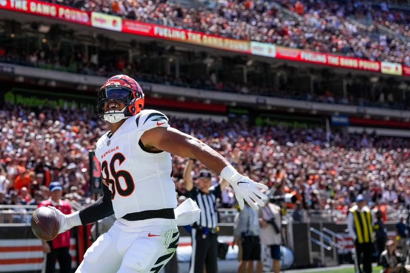 Cincinnati Bengals tight end Noah Fant (86) celebrates a touchdown in the second quarter of the NFL Week 1 game between the Cleveland Browns and the Cincinnati Bengals at Huntington Bank Field in Cleveland on Sunday, Sept. 7, 2025.