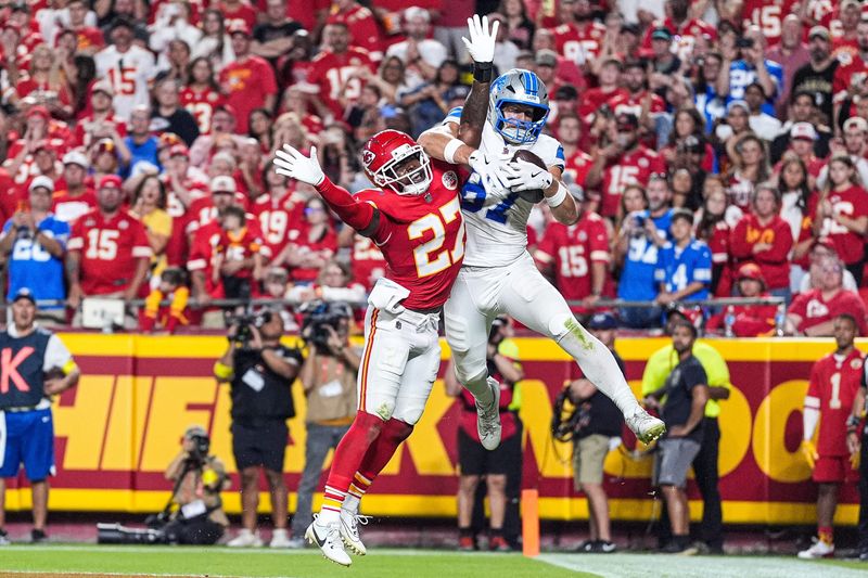 Detroit Lions tight end Sam LaPorta (87) makes a catch for a touchdown against Kansas City Chiefs safety Chamarri Conner (27) during the second half at Arrowhead Stadium in Kansas City, Missouri on Sunday, Oct. 12, 2025.