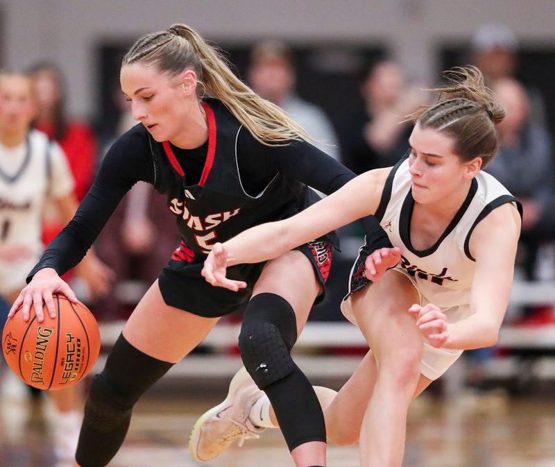 SPASH's Jada Seubert (5) protects the ball from De Pere High School's Adeline Dwyer (10) during a WIAA Division 1 sectional semifinal on Thursday, March 5, 2026, at Pulaski High School in Pulaski, Wis. SPASH won the game, 67-49.
Tork Mason/USA TODAY NETWORK-Wisconsin
