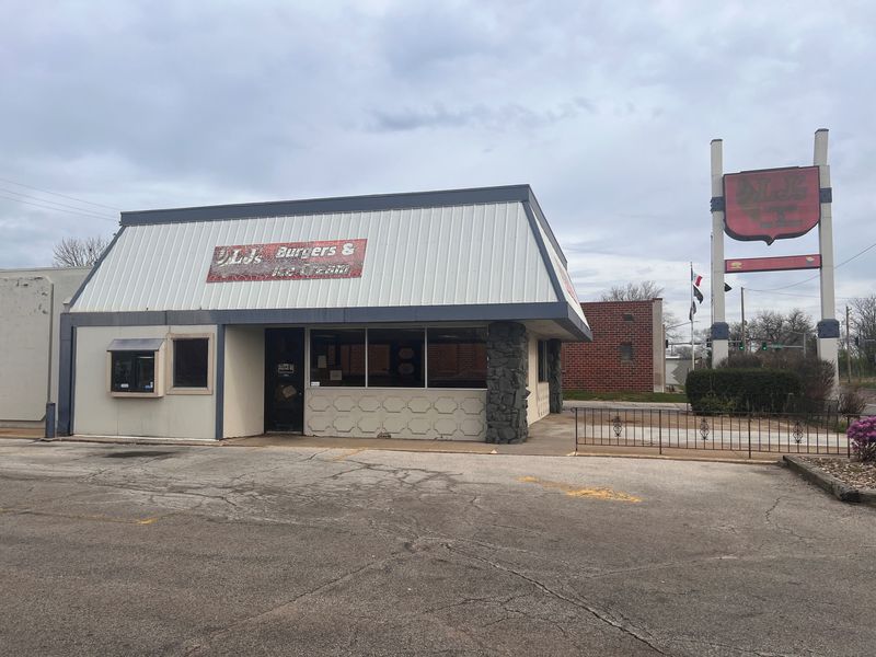 LJ’s Burgers in the Highland Park neighborhood in Des Moines closed after four decades.