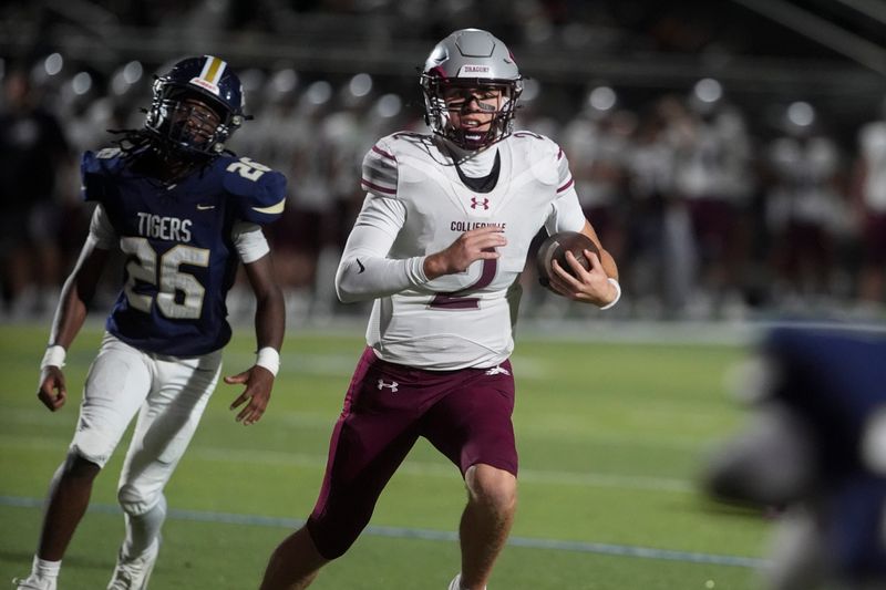 Collierville's Brayden Santibanez (2) runs with the ball during the game between Collierville High School and Arlington High School in Arlington, Tenn., on September 19, 2025. Collierville defeated Arlington 58-0.