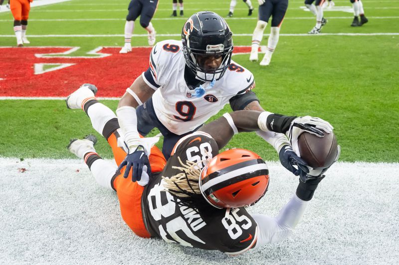 Dec 17, 2023; Cleveland, Ohio, USA; Cleveland Browns tight end David Njoku (85) catches a touchdown as Chicago Bears safety Jaquan Brisker (9) defends during the second quarter at Cleveland Browns Stadium. Mandatory Credit: Ken Blaze-USA TODAY Sports