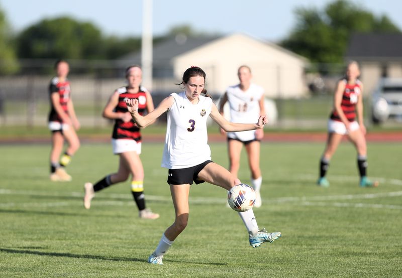 Williamsville's Kendyl Mirabile receives the ball against Chatham Glenwood during a girls soccer game at the Glenwood Athletic Complex on Friday, May 9, 2025.