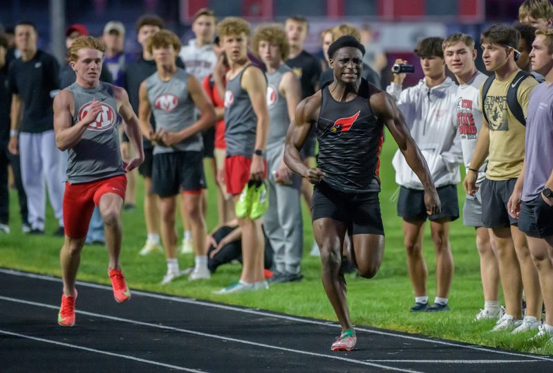 Metamora’s Jaiduan Cranford sprints to victory in the 100-meter dash during the Mid-Illini Track and Field Championships on Tuesday, May 13, 2025 at Memorial Stadium in Pekin.
