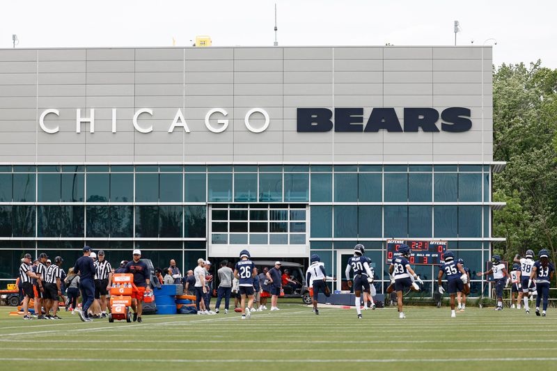 Jun 3, 2025; Lake Forest, IL, USA; Chicago Bears players warm up during minicamp at Halas Hall. Mandatory Credit: Kamil Krzaczynski-Imagn Images