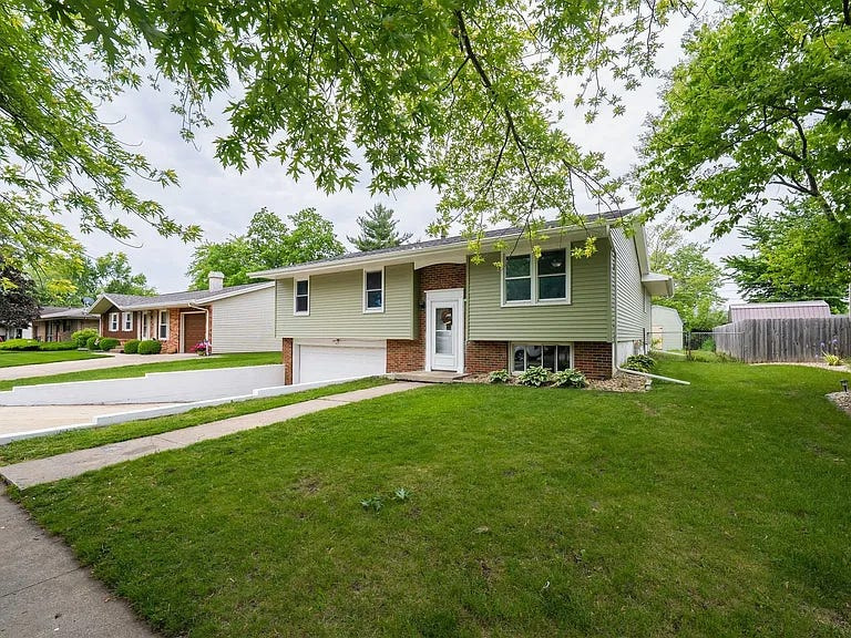 This Pontiac home is on the market for $262,000.