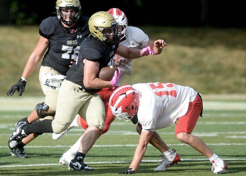 Sacred Heart-Griffin's Jowan Davis runs with the ball during the scrimmage with Centralia Friday, August 22, 2025.
