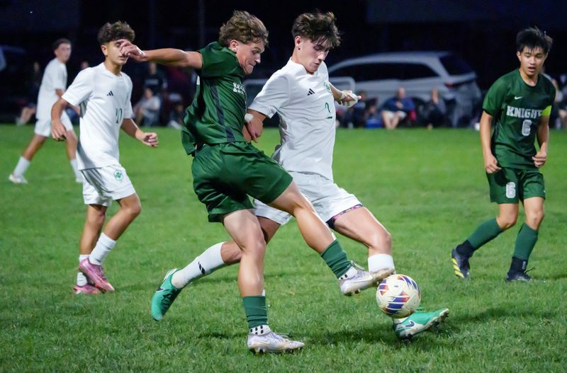 Richwoods’ Nathan Boyer, left, and Peoria Notre Dame’s Jack Miller chase the ball in the second half of their high school soccer match Tuesday, Sept. 23, 2025 at Richwoods High School. The Irish defeated the Knights 4-0.
