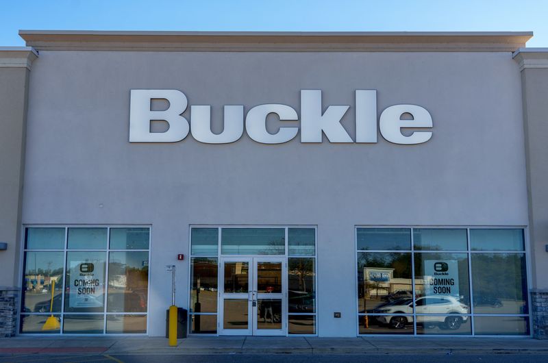 Longtime Northwoods Mall clothing retailer Buckle has moved to a new home at the Glen Hollow Shopping Center.
