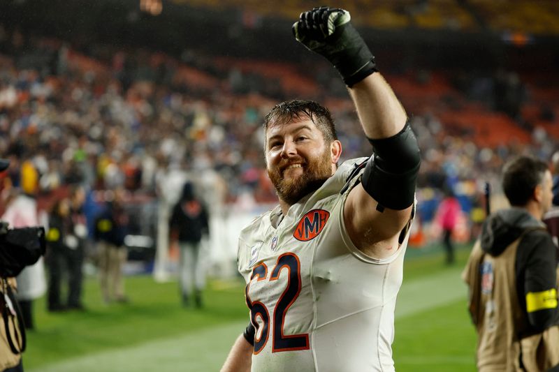 Oct 13, 2025; Landover, Maryland, USA; Chicago Bears guard Joe Thuney (62) celebrates while leaving the field after the game against the Washington Commanders at Northwest Stadium. Mandatory Credit: Geoff Burke-Imagn Images