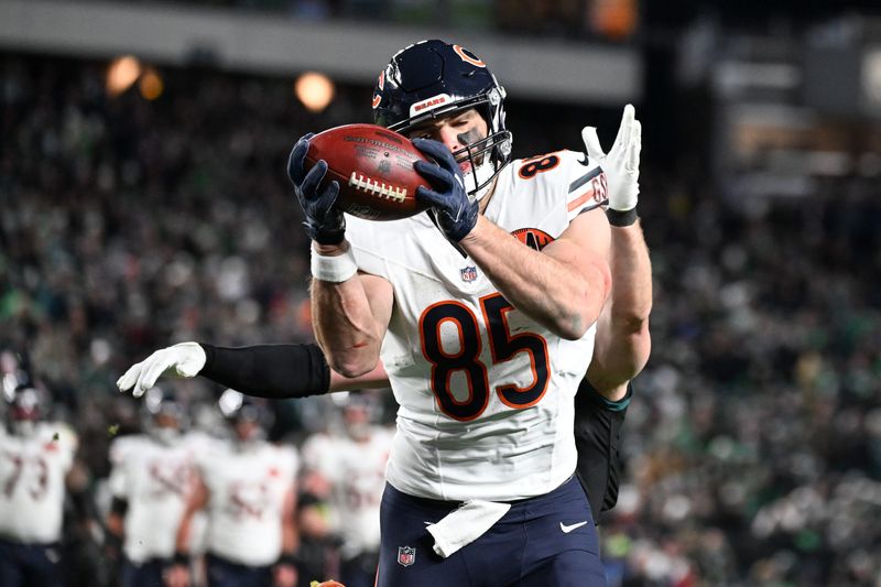 Nov 28, 2025; Philadelphia, Pennsylvania, USA; Chicago Bears tight end Cole Kmet (85) makes a reception for a touchdown against the Philadelphia Eagles during the fourth quarter of the game at Lincoln Financial Field. Mandatory Credit: Eric Hartline-Imagn Images