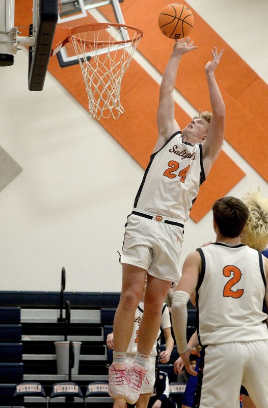 New Berlin's Reid Hepperly goes up for shot against Pawnee Tuesday, Jan. 6, 2026.