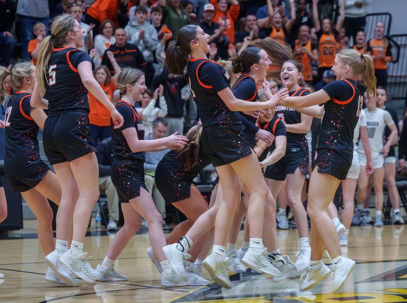 The Washington Panthers clear the bench to celebrate their victory over Galesburg in the Class 3A girls basketball sectional title game Thursday, Feb. 26, 2026 at Galesburg High School. The Panthers advanced to the supersectional with a 61-37 win.