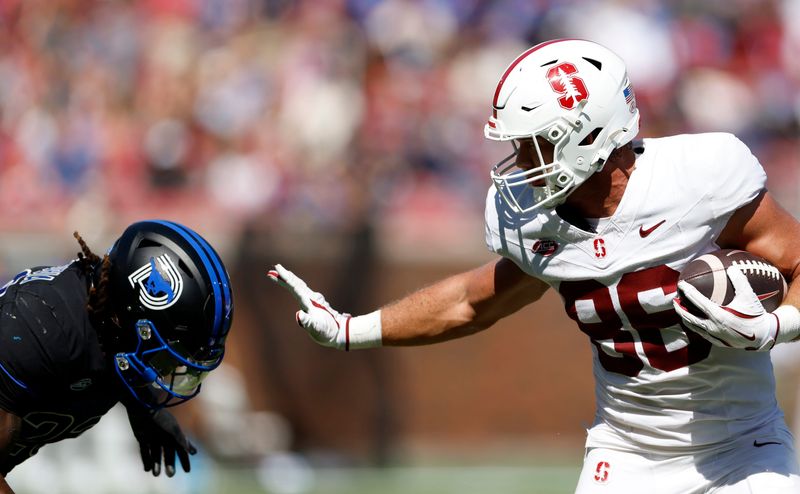 DALLAS, TEXAS - OCTOBER 11: Sam Roush #86 of the Stanford Cardinal carries the ball during the first half against the SMU Mustangs at Gerald J. Ford Stadium on October 11, 2025 in Dallas, Texas. (Photo by Ron Jenkins/Getty Images)