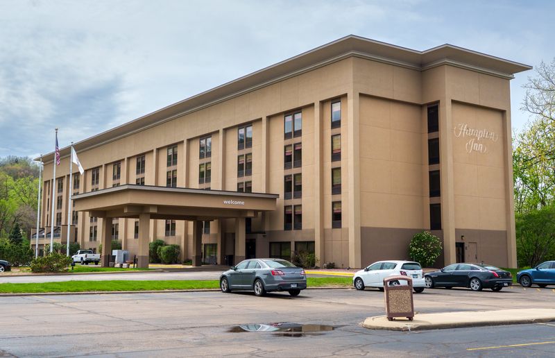Boyd Gaming has purchased the Hampton Inn at 11 Winners Way near the Par-A-Dice Hotel and Casino in East Peoria.