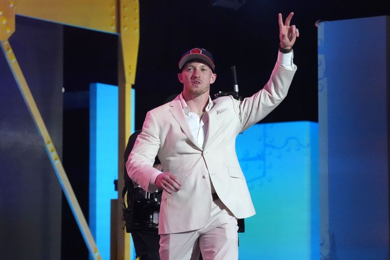 Apr 23, 2026; Pittsburgh, PA, USA; Oregon Ducks defensive back Dillon Thieneman is selected by the Chicago Bears as the number 25 pick during the 2026 NFL Draft at Acrisure Stadium. Mandatory Credit: Kirby Lee-Imagn Images