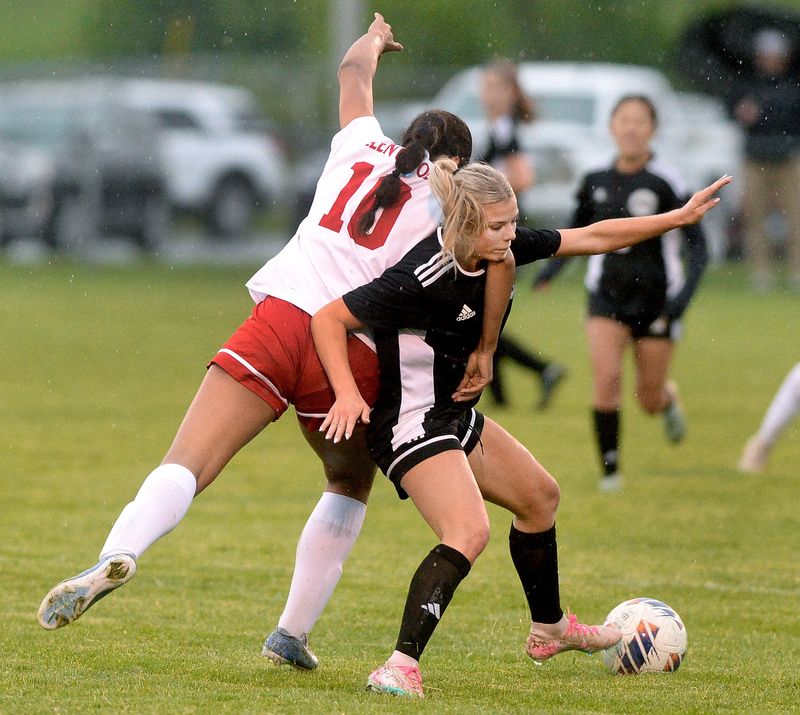 Springfield's Addie Maddox gets tangled up with Glenwood's Mia Calderon during the game Tuesday, May 5, 2026.