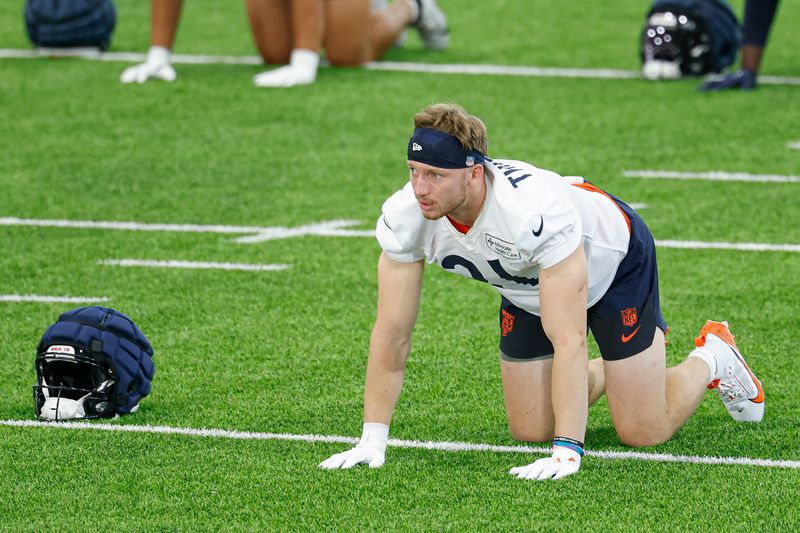 May 8, 2026; Lake Forest, IL, USA; Chicago Bears defensive back Dillon Thieneman (31) warms up during Rookie Minicamp at Halas Hall. Mandatory Credit: Kamil Krzaczynski-Imagn Images