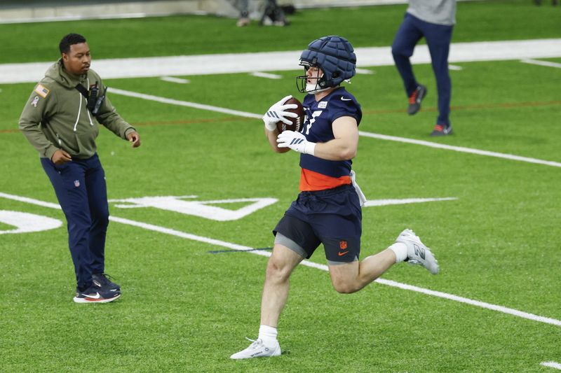May 8, 2026; Lake Forest, IL, USA; Chicago Bears tight end Sam Roush (87) runs with the ball during Rookie Minicamp at Halas Hall. Mandatory Credit: Kamil Krzaczynski-Imagn Images