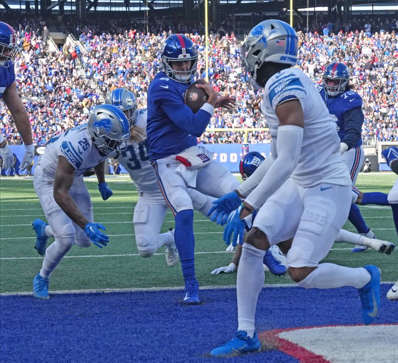 Daniel Jones of the Giants scores the Giants TD in the first half. The New York Giants hosted the Detroit Lions at MetLife Stadium in East Rutherford, NJ on November 20, 2022.