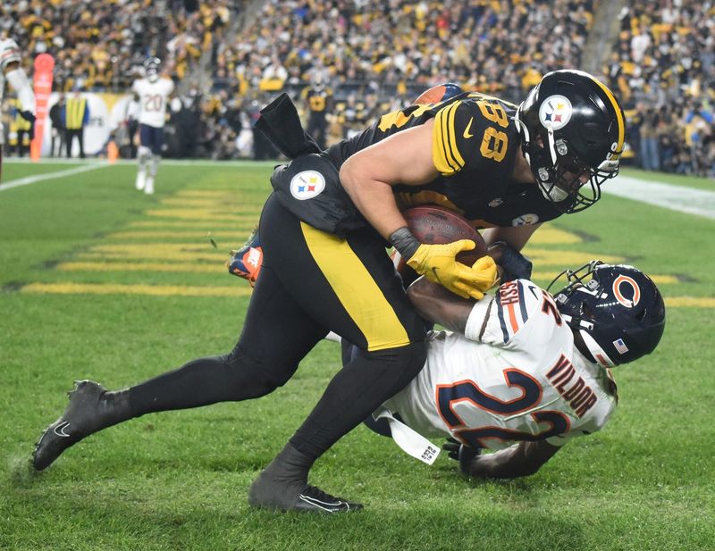 Nov 8, 2021; Pittsburgh, Pennsylvania, USA; Pittsburgh Steelers tight end Pat Freiermuth (88) catches a pass for a touchdown in the fourth quarter as Chicago Bears defensive back Kindle Vildor (22) applies coverage at Heinz Field. The Steelers won 29-27. Mandatory Credit: Philip G. Pavely-USA TODAY Sports