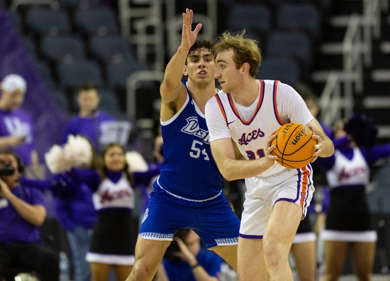 Evansville's Connor Turnbull (21) looks to pass as the Evansville Purple Aces play the Drake Bulldogs at Ford Center in Evansville, Ind., Wednesday, Feb. 26, 2025.