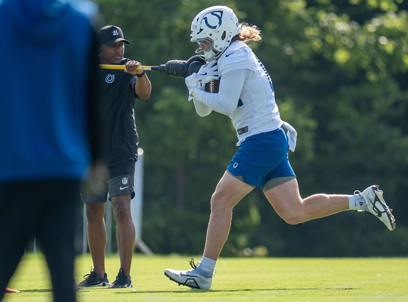 Indianapolis Colts tight end Tyler Warren (84) works through pass catching drills Thursday, July 24, 2025, during training camp held at Grand Park in Westfield.