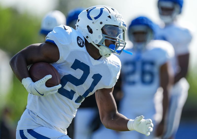 Indianapolis Colts running back DJ Giddens (21) rushes up the field Sunday, Aug. 3, 2025, during Indianapolis Colts Training Camp at Grand Park in Westfield.