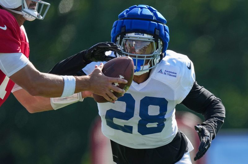 Indianapolis Colts running back Jonathan Taylor (28) rushes up the field Sunday, Aug. 3, 2025, during Indianapolis Colts Training Camp at Grand Park in Westfield.