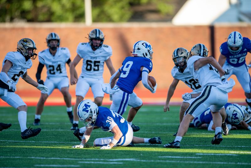 Memorial's Luke Dockery (9) runs the ball as the Memorial Tigers play the Jasper Wildcats at Enlow Field in Evansville, Ind., Friday, Aug. 22, 2025.