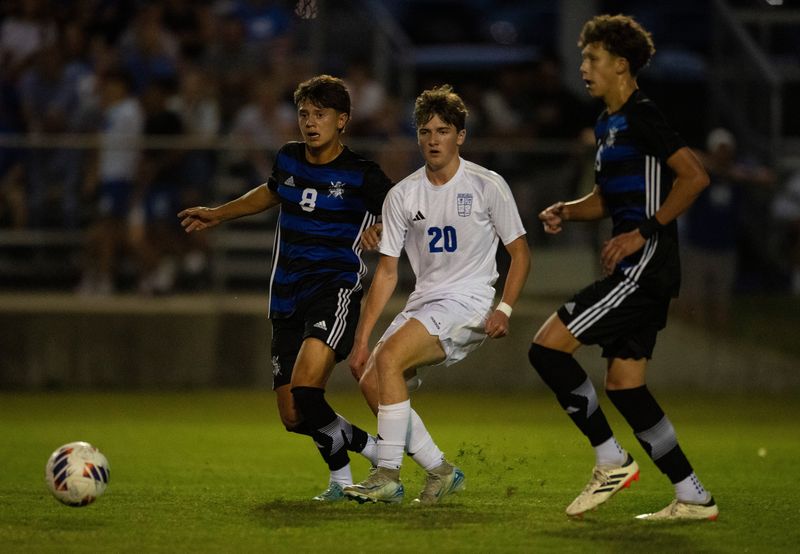 Memorial's Luke Martin (20) passes as the Castle Knights host the Memorial Tigers in Newburgh, Ind., Wednesday, Sept. 17, 2025.