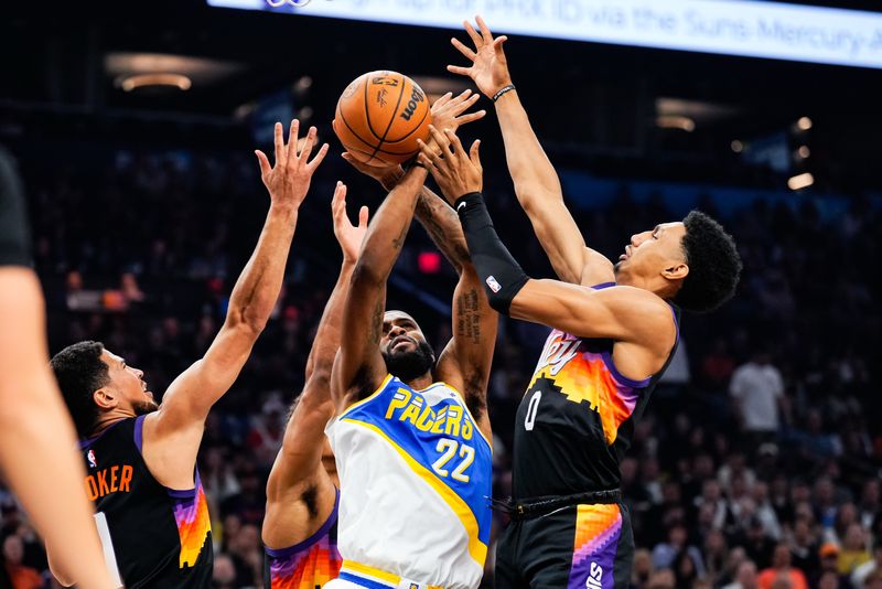 Nov 13, 2025; Phoenix, Arizona, USA; Indiana Pacers forward Isaiah Jackson (22) and Phoenix Suns forward Ryan Dunn (0) battle for the ball during the first half at Mortgage Matchup Center. Mandatory Credit: Arianna Grainey-Imagn Images