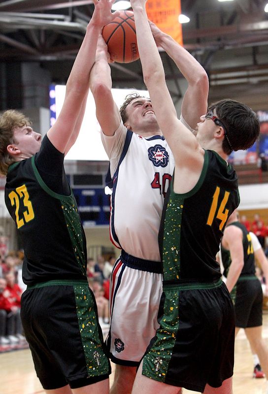 Bedford North Lawrence's Ben Conner (40) is trapped by Floyd Central's Carter McQuigg (23), left, and Gavin Seich (14) during the game Thursday, Feb. 5, 2026.