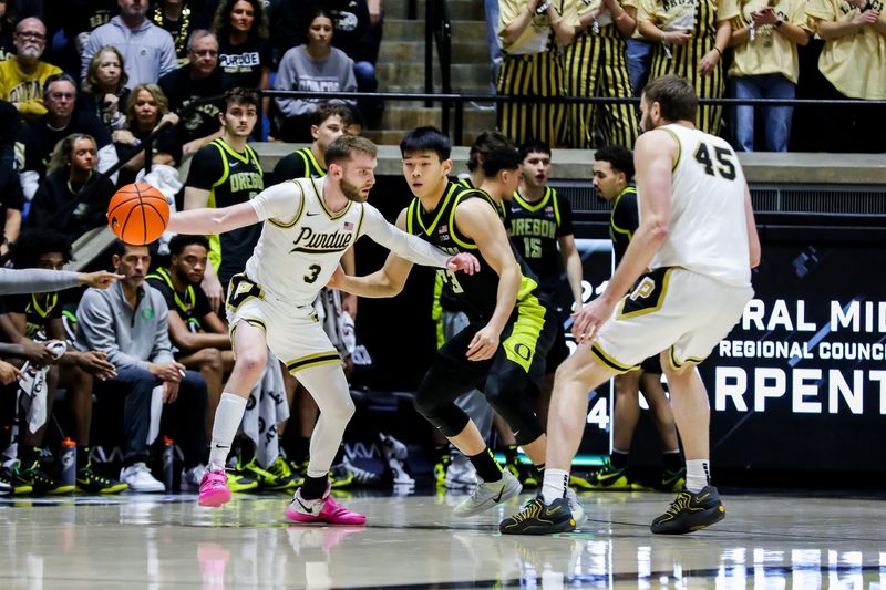 Braden Smith uses an Oscar Cluff screen in the half court during the first half of Purdue's game against Oregon on Feb. 7, 2026 at Mackey Arena.