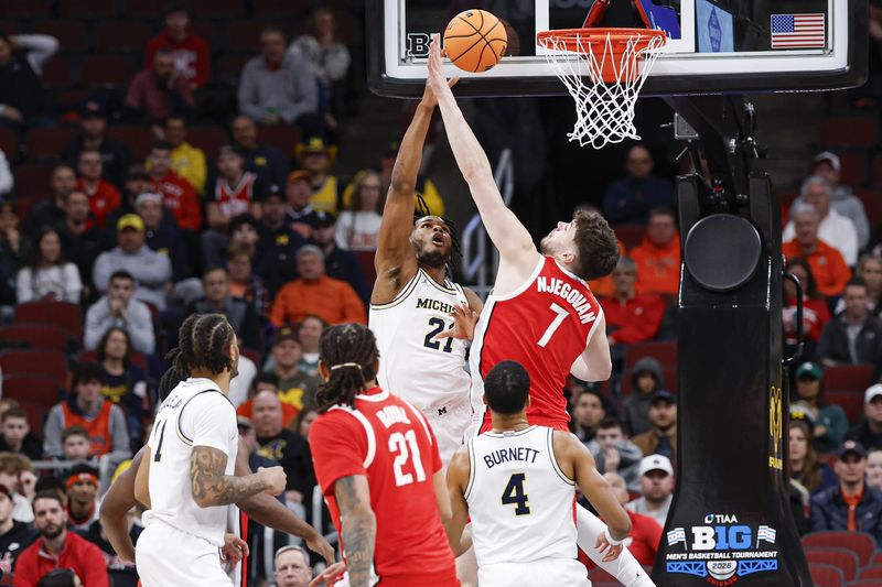 Michigan Wolverines forward Morez Johnson Jr. (21) shoots against Ohio State Buckeyes center Ivan Njegovan (7) during the first half at United Center.