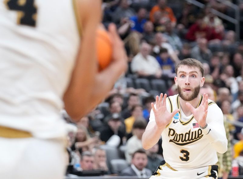 Purdue Boilermakers guard Braden Smith (3) looks to catch a pass during a NCAA Tournament first round game against the Queens University of Charlotte Royals on Friday, March 20, 2026, at Enterprise Center in St. Louis. Purdue defeated Queens 104-71.