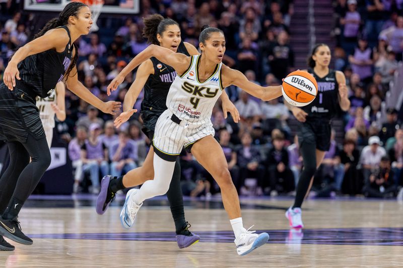 Chicago Sky guard Skylar Diggins (4) chases the ball during the fourth quarter against the Golden State Valkyries at Chase Center.