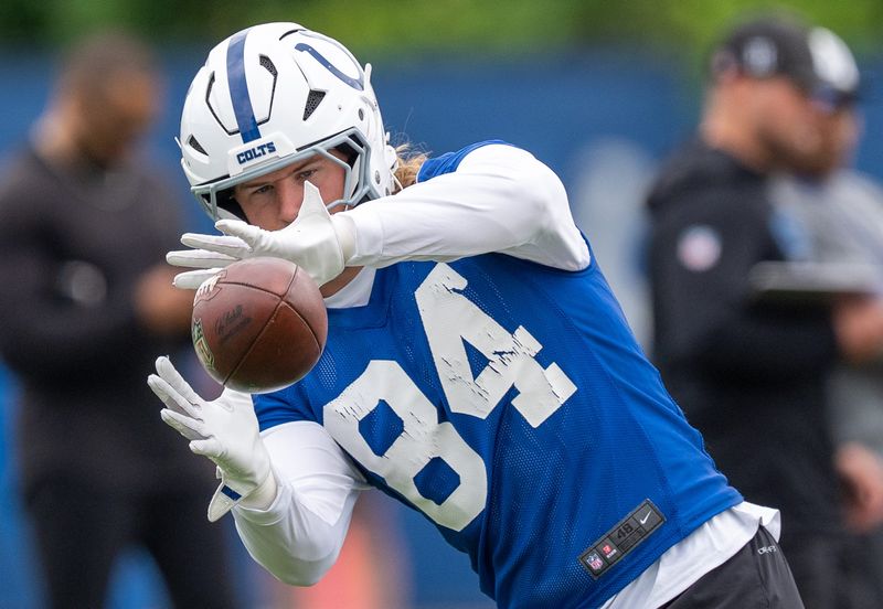 Indianapolis Colts tight end Tyler Warren (84) catches a pass Monday, June 1, 2026, during practice at the Indiana Farm Bureau Football Center.