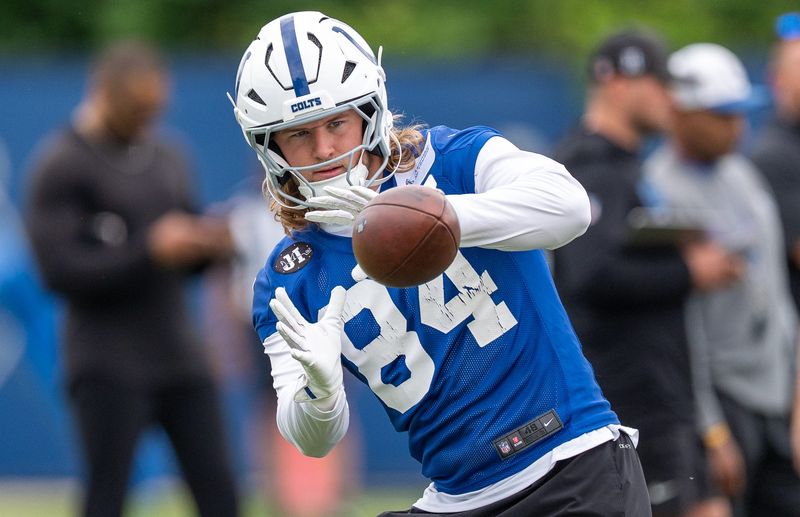 Indianapolis Colts tight end Tyler Warren (84) catches a pass Monday, June 1, 2026, during practice at the Indiana Farm Bureau Football Center.