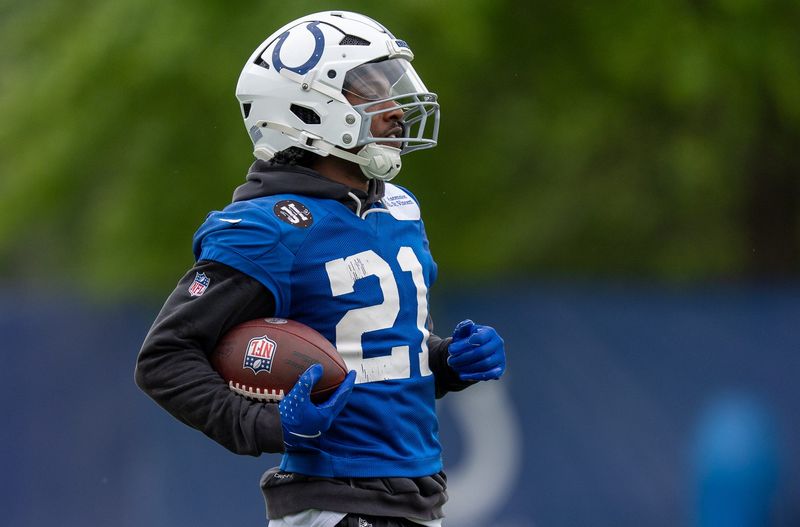 Indianapolis Colts running back DJ Giddens (21) runs Monday, June 1, 2026, during practice at the Indiana Farm Bureau Football Center.