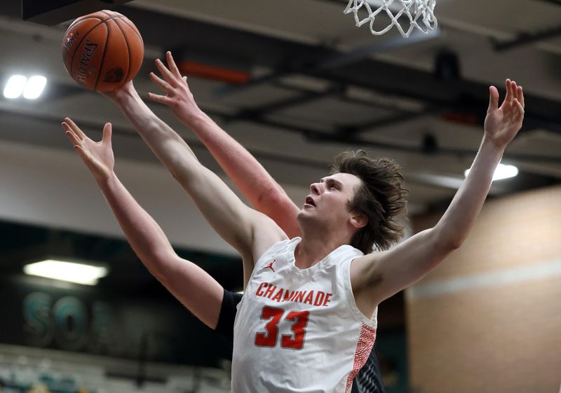 Chaminade (MO) center Ben Winker (33) drives to the basket against Gonzaga (DC) during the Hoophall West High School Invitational on Jan. 4, 2025, at Highland High School.