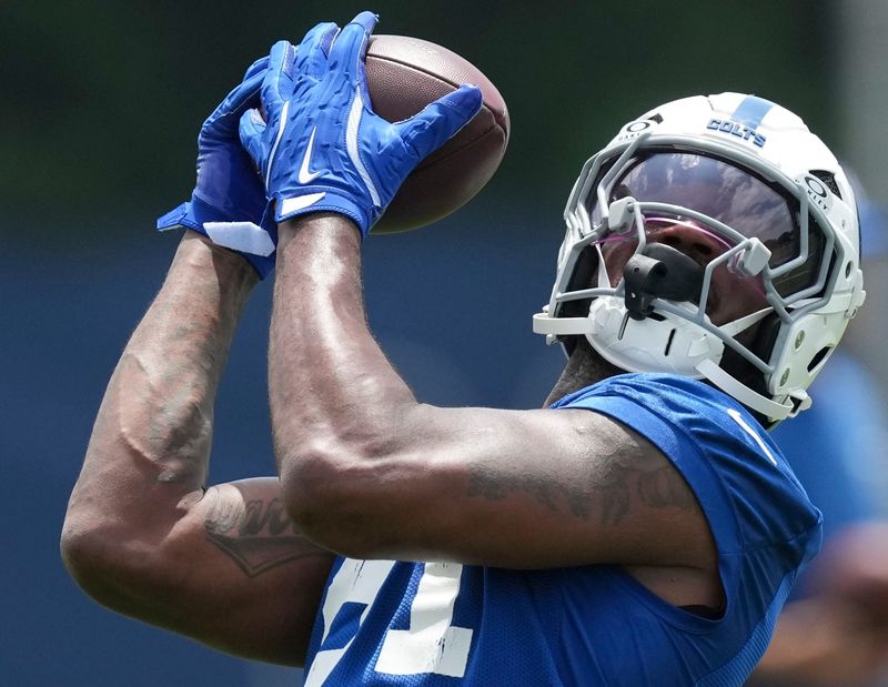 Indianapolis Colts tight end Mo Alie-Cox (81) catches a ball during the team’s veteran minicamp Tuesday, June 9, 2026, at the Indiana Farm Bureau Football Center in Indianapolis.